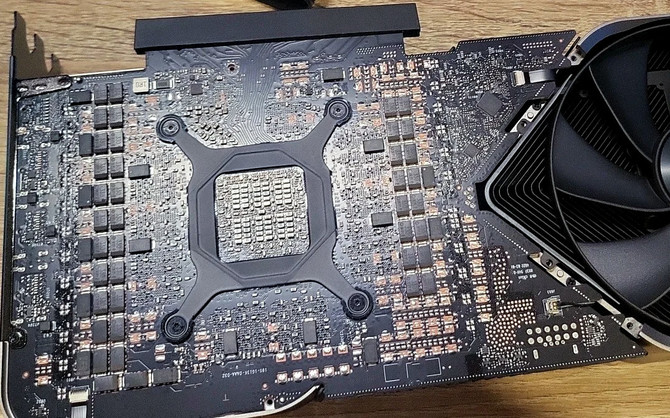 NVIDIA GeForce RTX 4090 Founders Edition z nowym rdzeniem AD102-301. Nie ma co oczekiwać dużych zmian [7]