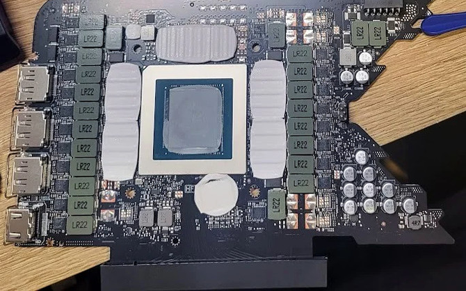 NVIDIA GeForce RTX 4090 Founders Edition z nowym rdzeniem AD102-301. Nie ma co oczekiwać dużych zmian [8]