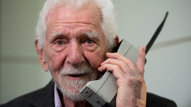 Martin Cooper kreśli interesującą wizję przyszłości telefonów komórkowych. Urządzenia mają zostać osadzone pod skórą [1]