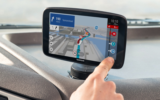 TomTom GO Expert Plus - nawigacja GPS skierowana do zawodowych kierowców ciężarówek. Na pokład trafiła funkcja LEZ [2]