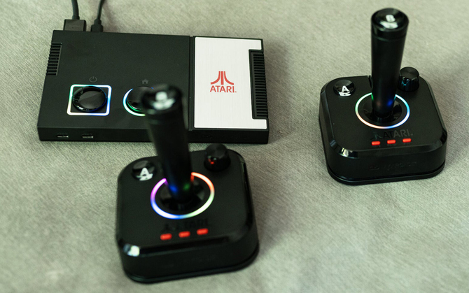 Atari Gamestation Pro - pierwsza retro konsola, która pozwala na rozgrywkę z kilku edycji Atari [3]
