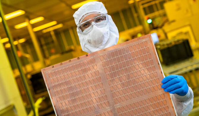 Intel planuje wykorzystywać szklany substrat do produkcji chipów. Nowe rozwiązanie może trafić do procesorów i kart graficznych [6]