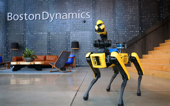 Roboty z Boston Dynamics potrafią już mówić i oprowadzać zwiedzających. Wszystko dzięki integracji z ChatGPT i usługami AI [1]