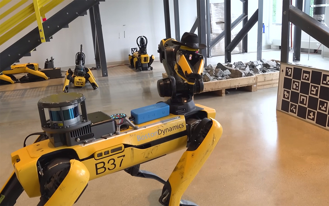 Roboty z Boston Dynamics potrafią już mówić i oprowadzać zwiedzających. Wszystko dzięki integracji z ChatGPT i usługami AI [3]
