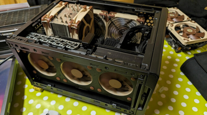NVIDIA GeForce RTX 4090 - użytkownik przygotował własne chłodzenie karty, korzystając z wentylatorów firmy Noctua  [4]