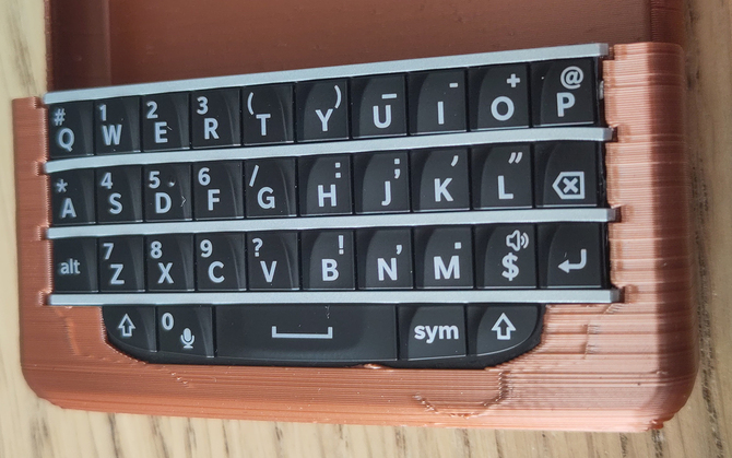 Fairberry - projekt DIY, który przywraca fizyczną klawiaturę z BlackBerry Q10 do smartfonów. Duża funkcjonalność i niski koszt [5]