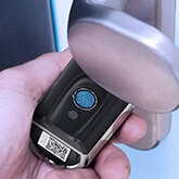 WeLock Touch41 - recenzja smart zamka odblokowywanego czytnikiem linii papilarnych, aplikacją i kartą RFID