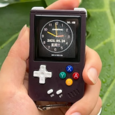 Anbernic RG Nano - handheld do retro gier, który z powodzeniem może służyć za breloczek do kluczy