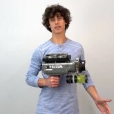 Przenośny laser o mocy 250 W zbudowany przez YouTubera z części policyjnego radaru i układów chłodzenia PC