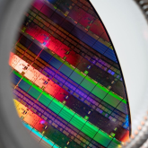 EMIB-T: Intel Foundry dokłada przelotki TSV do krzemowego mostka, by zasilać chiplety AI bezpośrednio przez podłoże