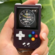 Anbernic RG Nano - handheld do retro gier, który z powodzeniem może służyć za breloczek do kluczy