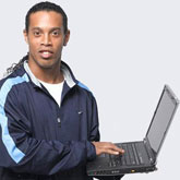 Ronaldinho z laptopem Lenovo