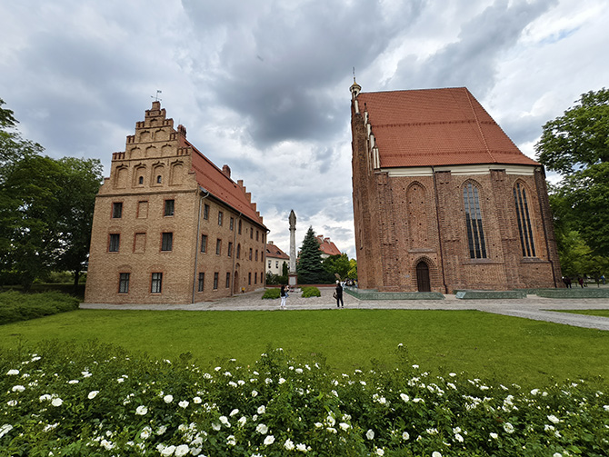 OPPO Find X8 Pro vs Vivo X200 Pro, porównanie aparatów. Zobacz, który smartfon robi lepsze zdjęcia i filmy [nc1]