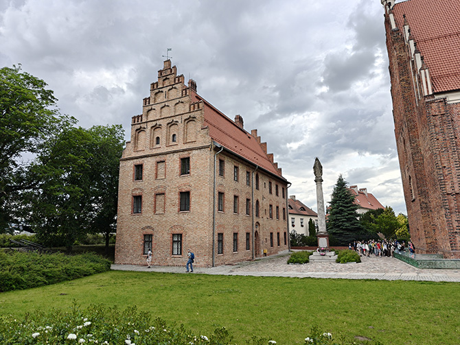 OPPO Find X8 Pro vs Vivo X200 Pro, porównanie aparatów. Zobacz, który smartfon robi lepsze zdjęcia i filmy [nc1]