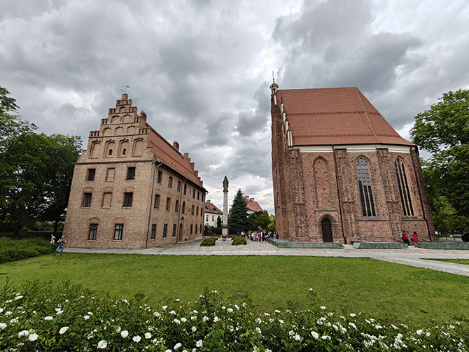 OPPO Find X8 Pro vs Vivo X200 Pro, porównanie aparatów. Zobacz, który smartfon robi lepsze zdjęcia i filmy [nc1]