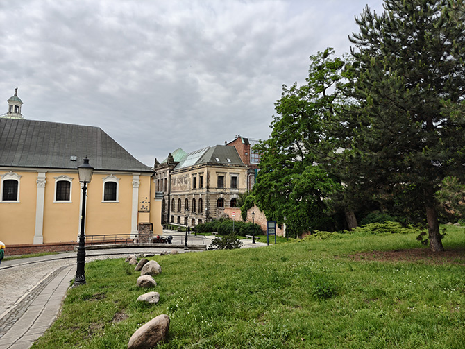 OPPO Find X8 Pro vs Vivo X200 Pro, porównanie aparatów. Zobacz, który smartfon robi lepsze zdjęcia i filmy [nc1]