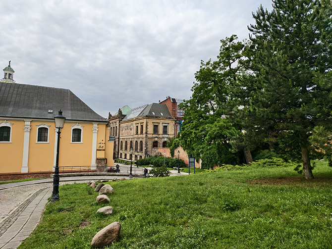 OPPO Find X8 Pro vs Vivo X200 Pro, porównanie aparatów. Zobacz, który smartfon robi lepsze zdjęcia i filmy [nc1]