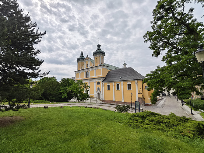 OPPO Find X8 Pro vs Vivo X200 Pro, porównanie aparatów. Zobacz, który smartfon robi lepsze zdjęcia i filmy [nc1]