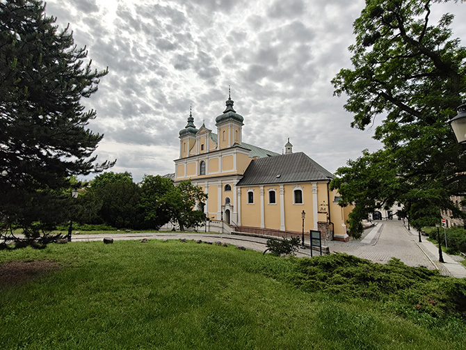 OPPO Find X8 Pro vs Vivo X200 Pro, porównanie aparatów. Zobacz, który smartfon robi lepsze zdjęcia i filmy [nc1]