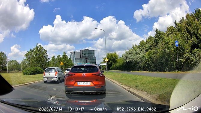 Recenzja Mio MiVue J35. Dyskretny wideorejestrator z GPS i ostrzeganiem o fotoradarach za około 300 zł. Wady też są [nc1]