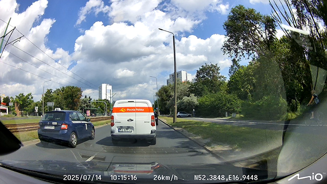 Recenzja Mio MiVue J35. Dyskretny wideorejestrator z GPS i ostrzeganiem o fotoradarach za około 300 zł. Wady też są [nc1]