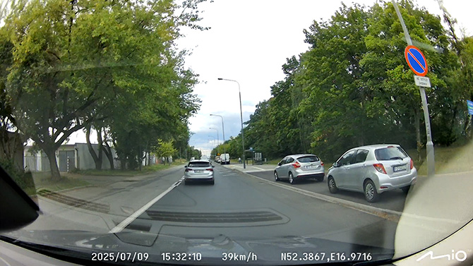 Recenzja Mio MiVue J35. Dyskretny wideorejestrator z GPS i ostrzeganiem o fotoradarach za około 300 zł. Wady też są [nc1]