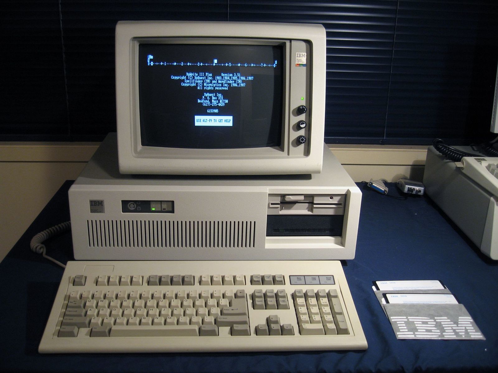 35 lat temu IBM pokazał PC AT z kluczykiem i dyskiem twardym PurePC.pl