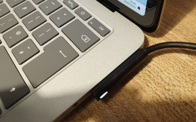 Klient walczy z serwisem Microsoft, bo wysłał Surface Laptop Studio do naprawy. Sprzęt mu uszkodzono, a gwarancję anulowano [5]