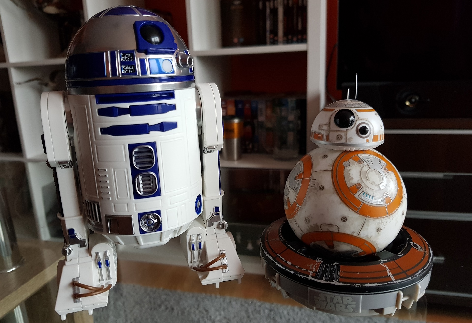 Wideo: Star Wars w realu? Sprawdzamy droidy BB-8 oraz R2-D2 |