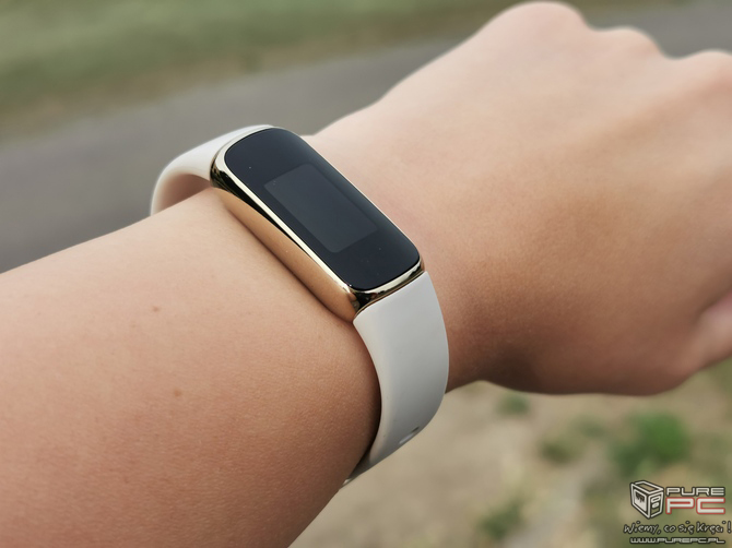 Fitbit Luxe – recenzja stylowego trackera fitness & wellness. Niewielki smartband o sporych możliwościach [nc1]