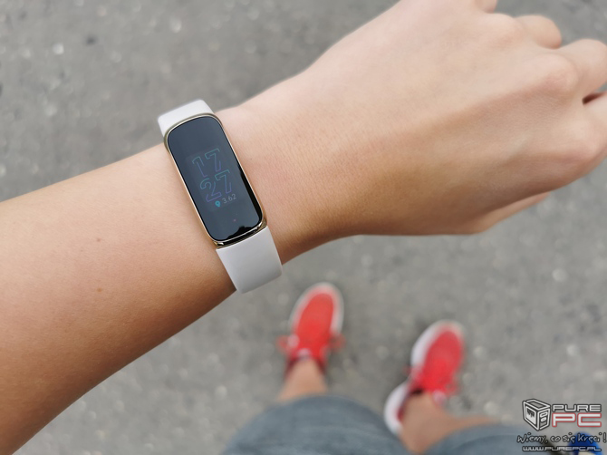 Fitbit Luxe – recenzja stylowego trackera fitness & wellness. Niewielki smartband o sporych możliwościach [nc1]