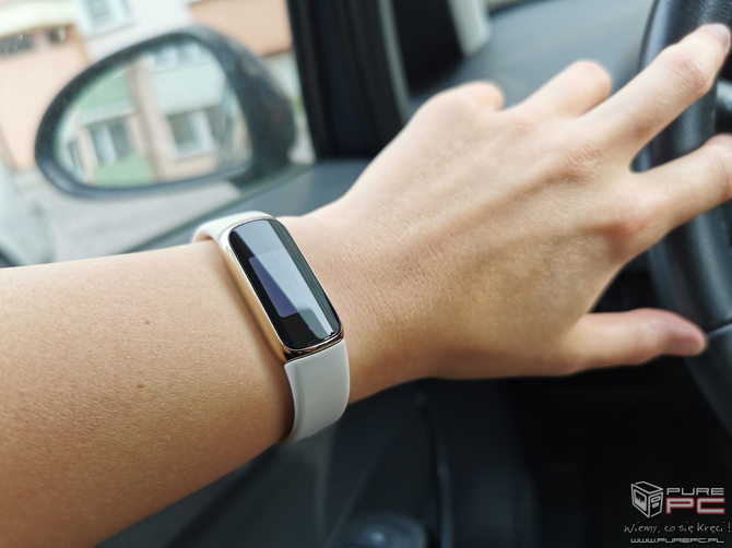 Fitbit Luxe – recenzja stylowego trackera fitness & wellness. Niewielki smartband o sporych możliwościach [nc1]