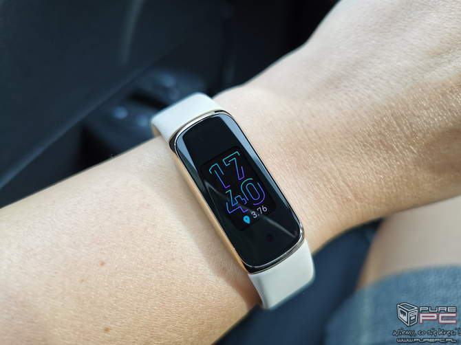 Fitbit Luxe – recenzja stylowego trackera fitness & wellness. Niewielki smartband o sporych możliwościach [nc1]