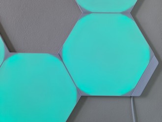 Nanoleaf Shapes Hexagons sparowane z Shapes Mini Triangles - co można uzyskać z połączenia tych oświetleń smart home? [nc1]