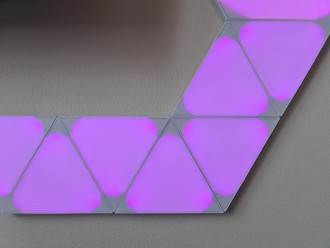 Nanoleaf Shapes Hexagons sparowane z Shapes Mini Triangles - co można uzyskać z połączenia tych oświetleń smart home? [nc1]