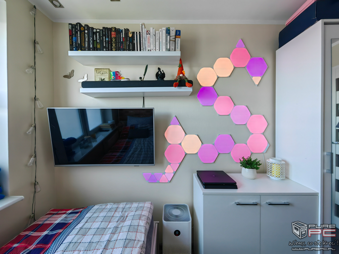 Nanoleaf Shapes Hexagons sparowane z Shapes Mini Triangles - co można uzyskać z połączenia tych oświetleń smart home? [nc1]