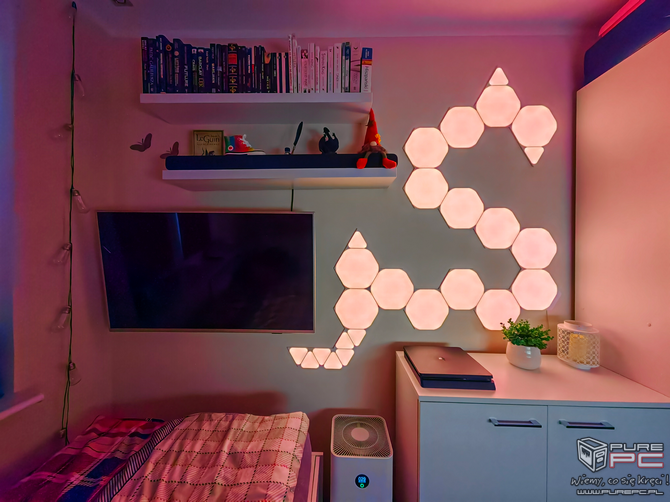 Nanoleaf Shapes Hexagons sparowane z Shapes Mini Triangles - co można uzyskać z połączenia tych oświetleń smart home? [nc1]