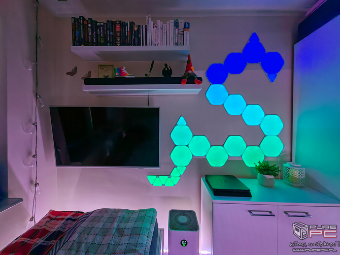 Nanoleaf Shapes Hexagons sparowane z Shapes Mini Triangles - co można uzyskać z połączenia tych oświetleń smart home? [nc1]