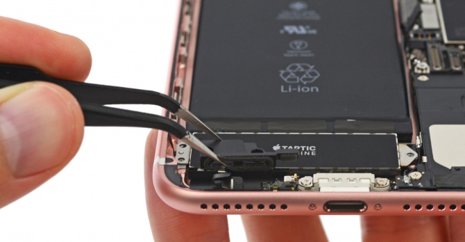 iPhone 7 - miejsce gniazda jack zajął... kawałek plastiku! [2]