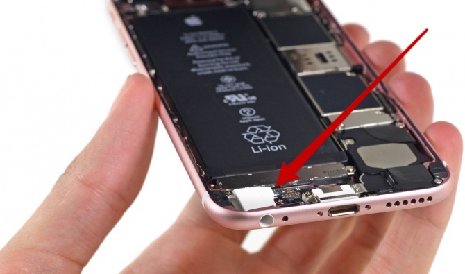 ludzie wierca gniazdo jack w iphone 7