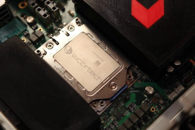 AMD Naples - 16-rdzeniowy układ pozuje do zdjęć [2]