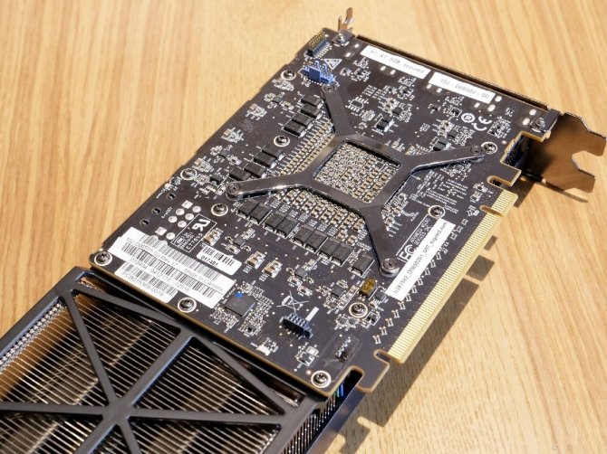 AMD Radeon RX Vega 56 - prototyp z trzema wentylatorami [5]
