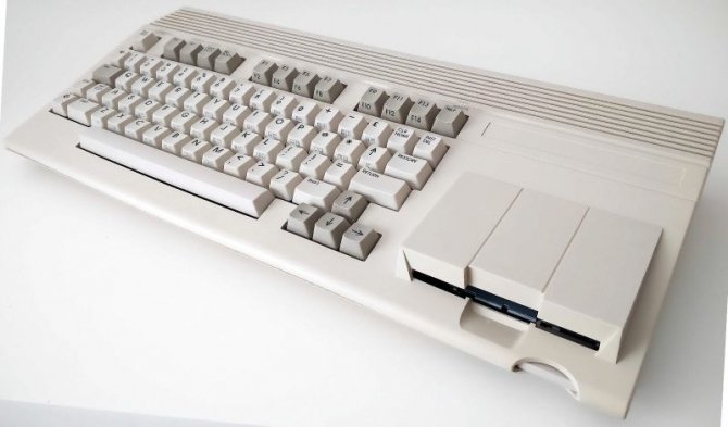 PureRetro: 8-bitowy komputer Commodore 65 trafił na aukcję [1]