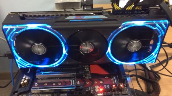 Niereferencyjna Sapphire RX Vega 64 NITRO na zdjęciach [1]