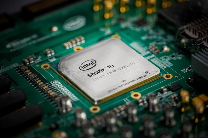 Intel prezentuje układ Stratix 10 MX FPGA z pamięciami HBM2 [2]