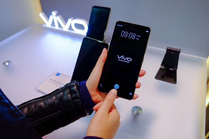 Vivo X20 Plus UD - smartfon z czytnikiem linii w ekranie [1]
