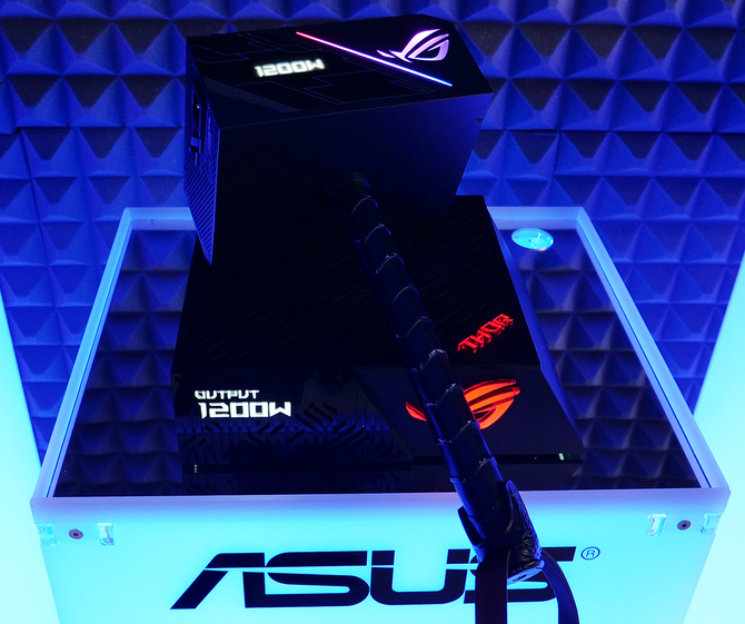 ASUS ROG Thor - Seria gamigowych zasilaczy z wyświetlaczem OLED [2]