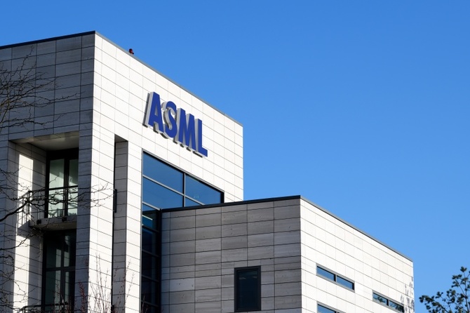 ASML pracuje nad nowymi maszynami do litografii EUV [2]