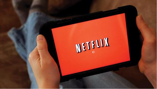 Netflix: krótsze pakiety i tańsze - gdy oglądamy tylko na smartfonie [1]