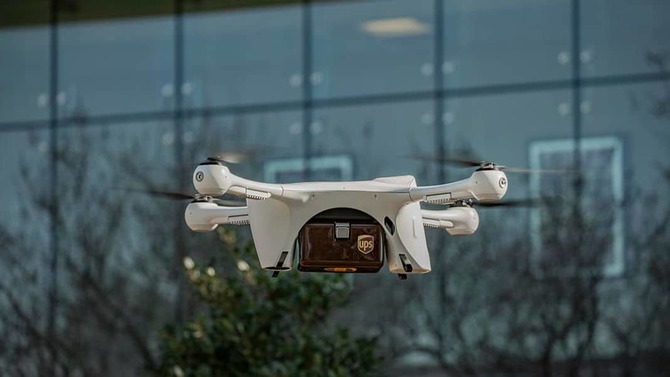 UPS zamierza dostarczać paczki dronami. Na początek w USA [1]